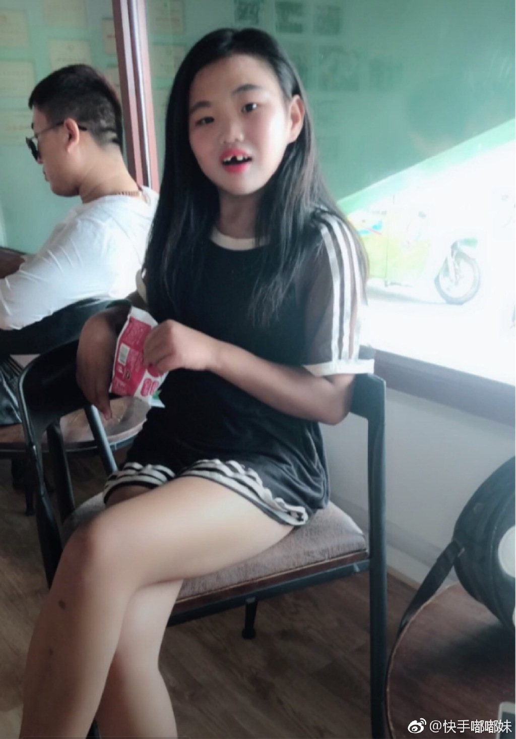 「不撞南牆」缺牙嘟嘟妹長大了!「皮衣露腰裝」辣爆 網暴動:身材未免太好!