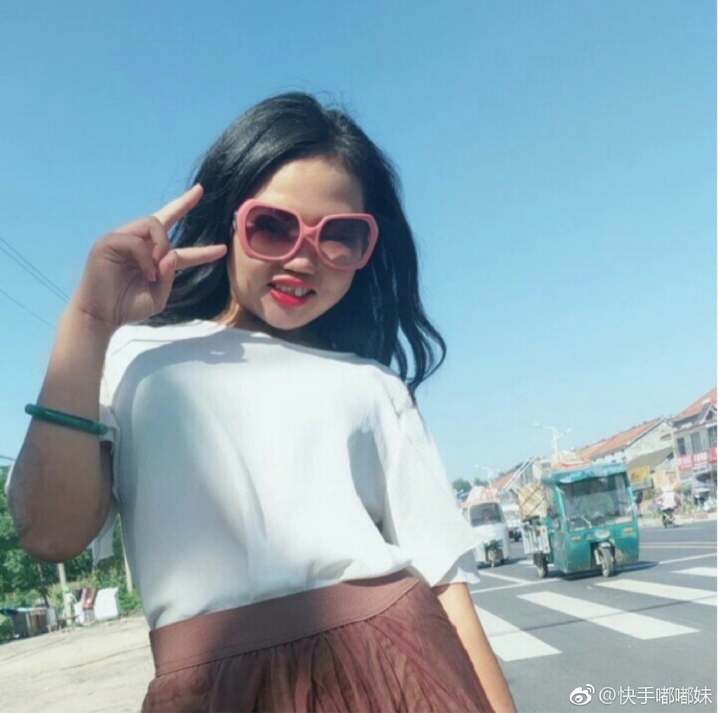 「不撞南牆」缺牙嘟嘟妹長大了!「皮衣露腰裝」辣爆 網暴動:身材未免太好!