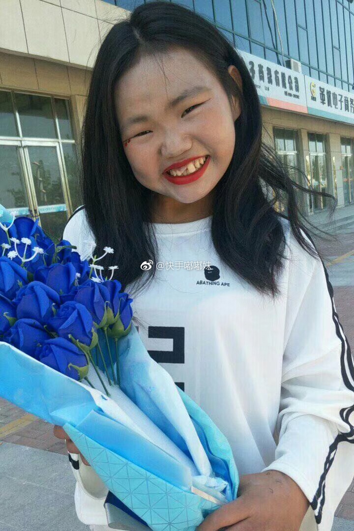 「不撞南牆」缺牙嘟嘟妹長大了!「皮衣露腰裝」辣爆 網暴動:身材未免太好!