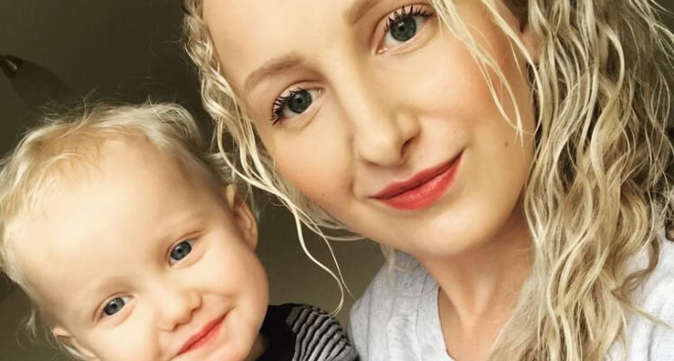 悚！房子怪事不斷「合照冒詭異人影」　網放大一看：是長髮女！