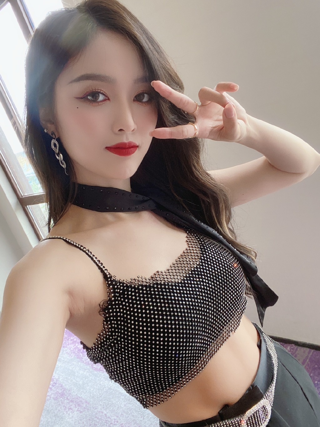 七歲被撞飛6公尺!吳宣儀自曝「小時候車禍經歷」 網傻眼:未免太誇張!