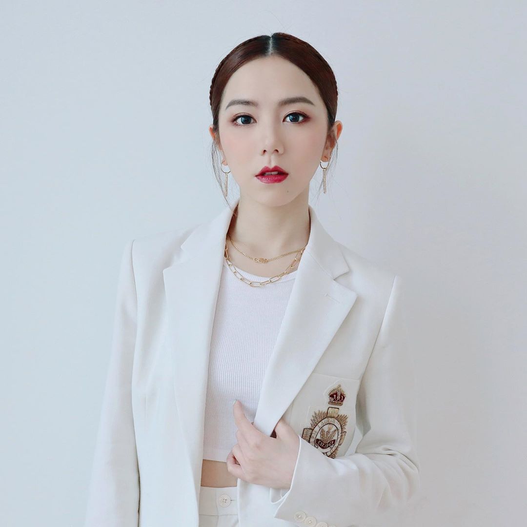 扮醜也好甜！鄧紫棋生日「合體男友恩愛」秀超狂玫瑰花束：比去年多收一朵