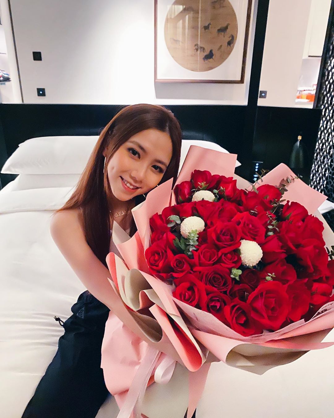 扮醜也好甜！鄧紫棋生日「合體男友恩愛」秀超狂玫瑰花束：比去年多收一朵