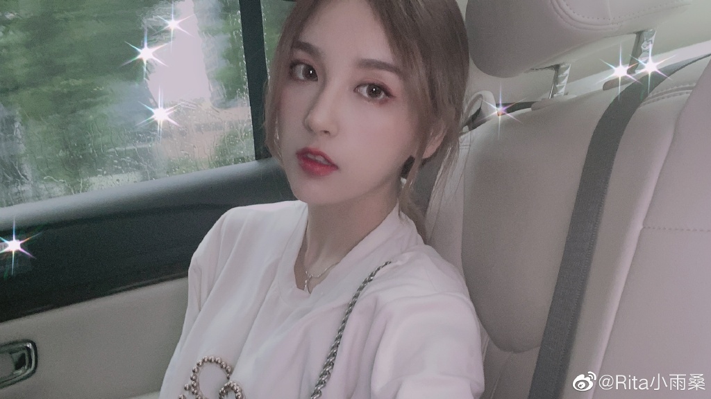 高顏值崩壞！實況兇妹「醜照被出賣」　網看傻：是男的吧？