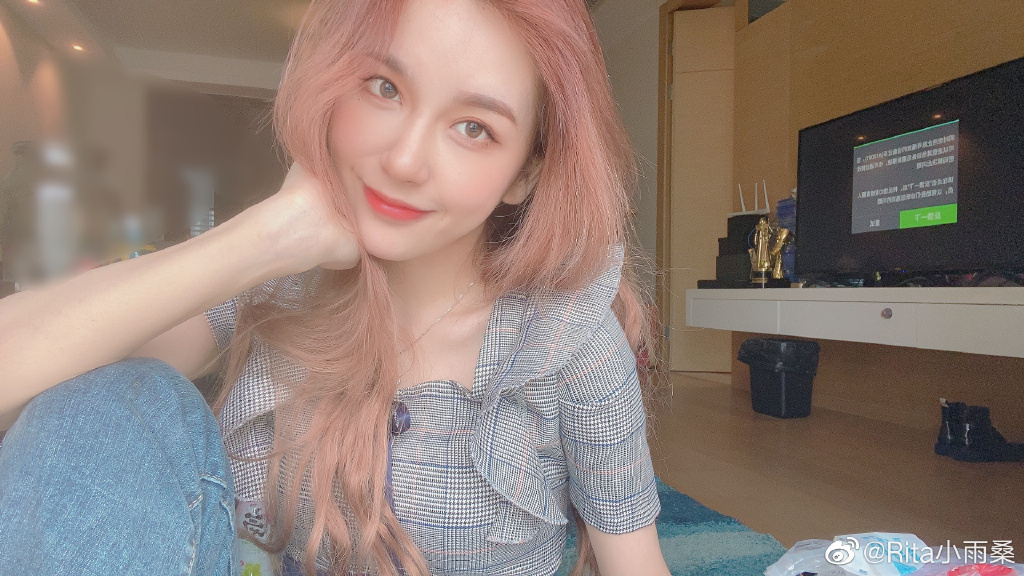 高顏值崩壞！實況兇妹「醜照被出賣」　網看傻：是男的吧？