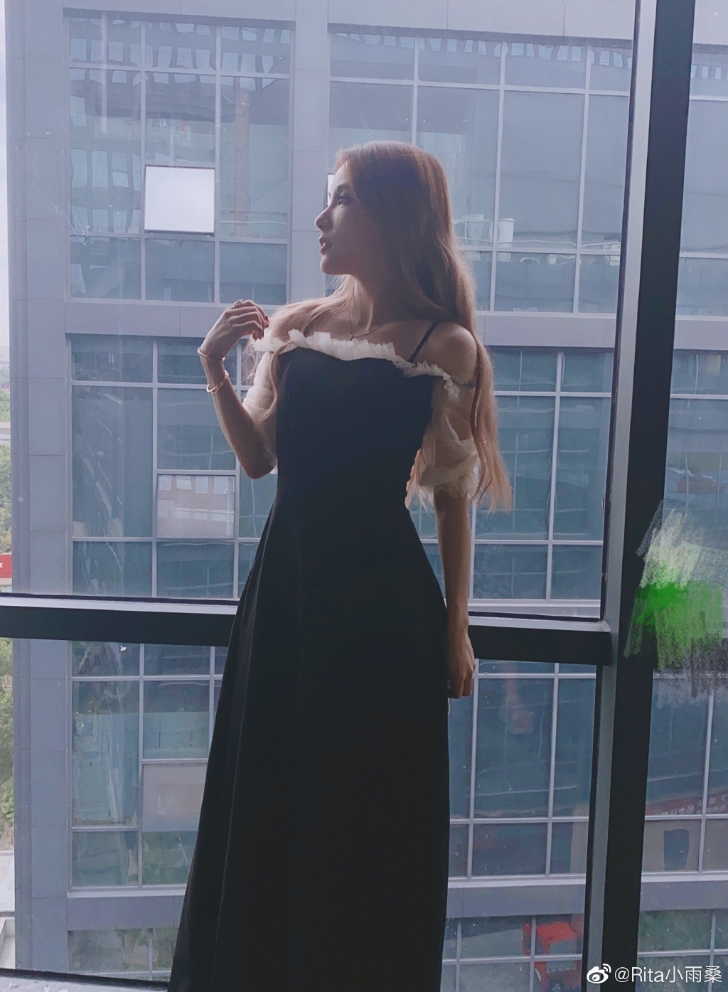 高顏值崩壞！實況兇妹「醜照被出賣」　網看傻：是男的吧？