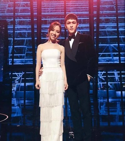 扮醜也好甜！鄧紫棋生日「合體男友恩愛」秀超狂玫瑰花束：比去年多收一朵