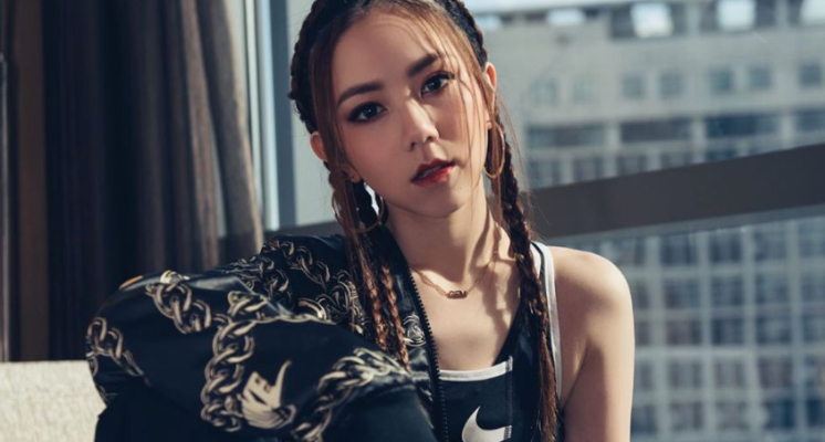 鐵肺天后鄧紫棋（G.E.M），本名鄧詩穎16歲即出道，是一名香港創作型歌手，隸屬於蜂鳥音樂旗下藝人。一直到2014年，鄧紫棋參加了中國歌唱競賽節目《我是歌手》後，迅速在全球華語地區走紅，也成為第一位擁有三支破億MV的華語女歌手。  2019年3月7日晚間，鄧紫棋突然在個人社群網站上宣布與「蜂鳥音樂」解約，也被迫放棄有超過10億觀看數的Youtube頻道「GEMblog」，呼籲粉絲重新追蹤新的帳號：「GEM鄧紫棋」。而鄧紫棋調適好心情後，也火速在4月19日成立個人工作室，繼續完成創作夢想。  鄧紫棋離開蜂鳥後，以前替蜂鳥「背黑鍋」的事件慢慢浮出水面，也讓網友紛紛開始抵制蜂鳥CEO張丹，而鄧紫棋也釋出新曲《句號》，向前公司喊話「太多失望讓我對你的信任慢慢崩塌」，更坦言在創作這首歌的同時，也是在自我療癒，獲得粉絲的大力支持，在Youtube上才2天的時間就已經獲得200萬的觀看次數。  除了吸引人的作品，鄧紫棋的感情路也讓外界十分關注，他曾與多位歌星、導演、富二代傳出緋聞，其中又以林宥嘉與她之間的分手原因最受外界注目。因鄧紫棋曾在網路上細數林宥嘉「5大罪」，因此一度傳出兩人是因小三介入才分手。