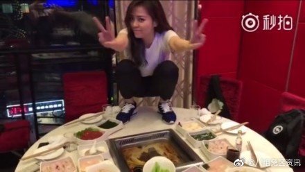 張靚穎「穿鞋爬到餐桌上」！「腳邊食物擺滿滿」　網傻眼：沒素質