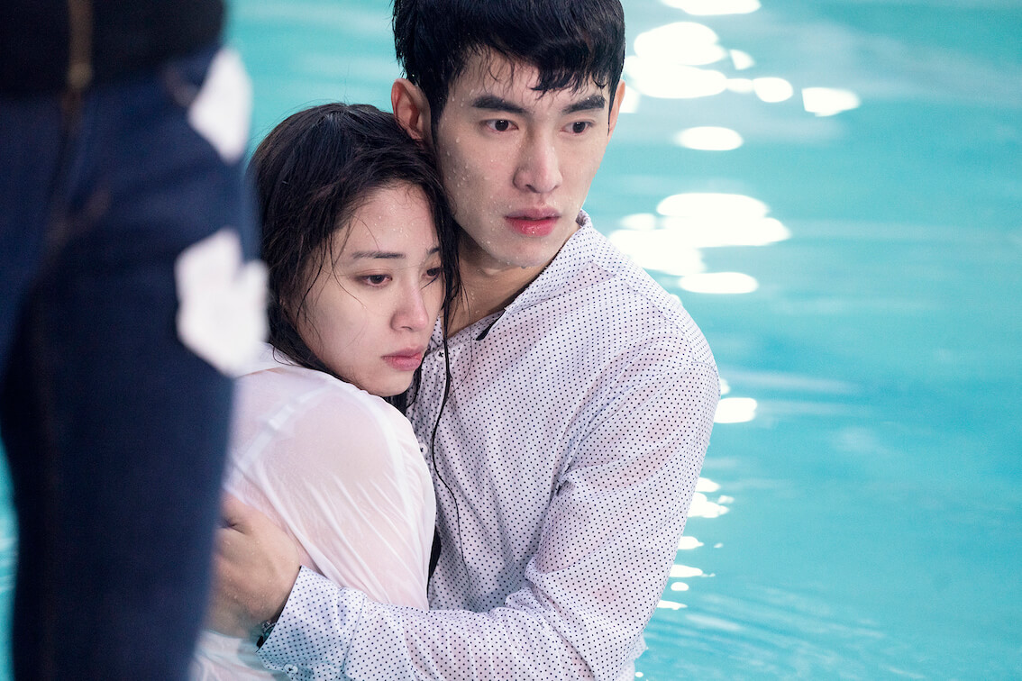 歐陽妮妮、張書豪成「亡命鴛鴦」　拍攝冷到「水裡摩擦取暖」！