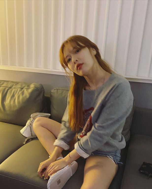 泫雅剛出道照片曝光！「短髮外翹」網全看歪：整形了？