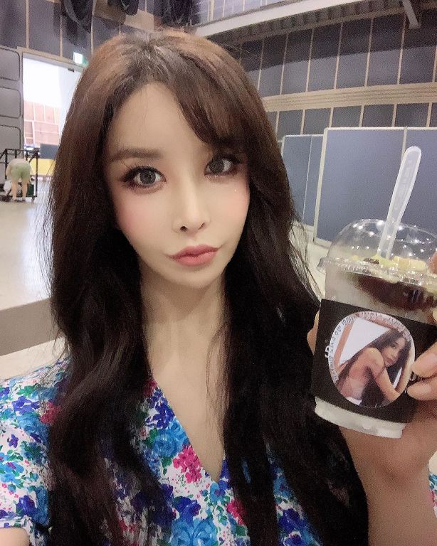 不甩10年前夫結婚！南韓「最美變性人」曝光交往對象：是企業家