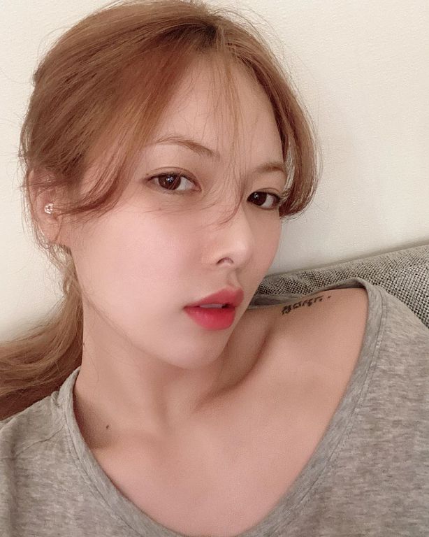 泫雅剛出道照片曝光！「短髮外翹」網全看歪：整形了？