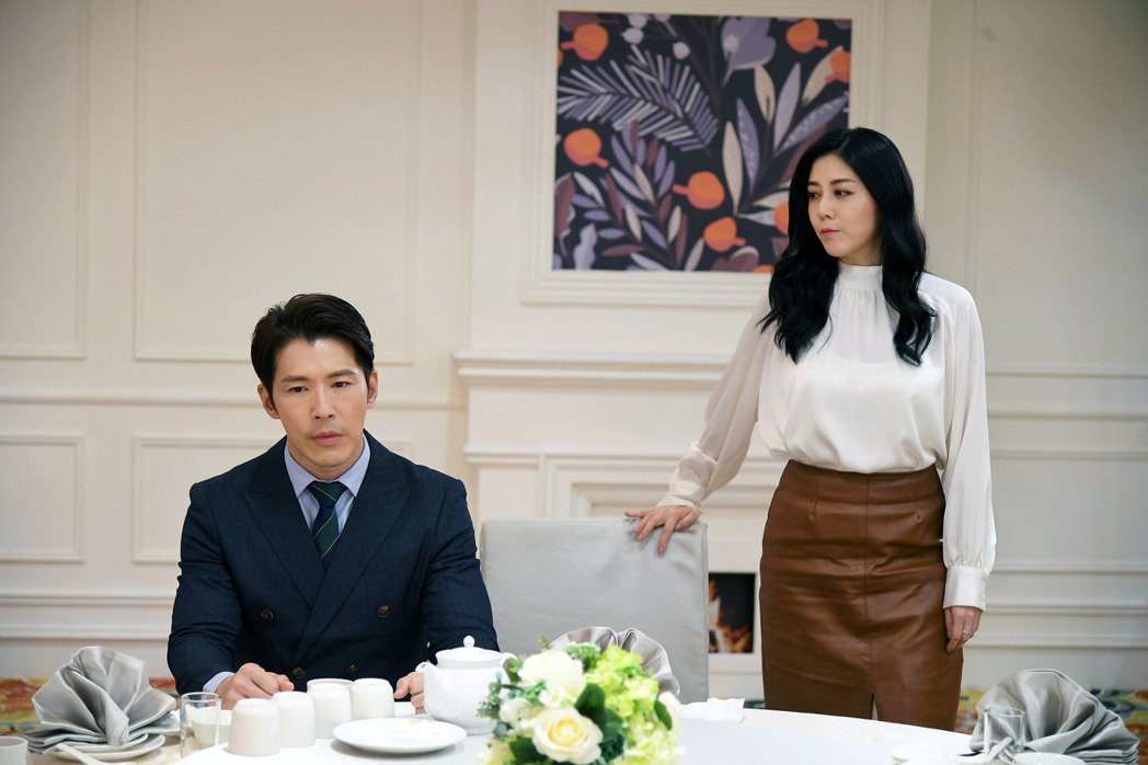 Top 2 韓瑜、黃少祺八點檔「超激情」演出 淋浴間半裸上陣 網羞:18禁邊緣遊走