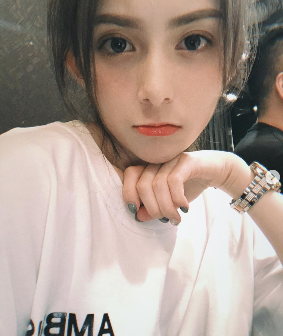 還記得當時的超人氣童星《大小姐》的吳兆絃和愛子嗎？兩人在2009年出道時都還不滿10歲，但憑著天真活潑的外表和甜美的歌聲，在台灣吸粉無數，兩人更曾受邀至日本Hello! Project橫濱萬人演唱會，跟著「久住小春」一同表演，年紀小小但名氣絲毫不輸其他大牌藝人。由於兩人對未來有不同規劃，加上愛子專注於學業，已經許久未出現在螢光幕前了。  近幾個月來，吳兆絃頻頻在社群上更新近況，也讓網友大驚她竟然變得「超級正」！擁有1/4法國血統的吳兆絃如今已出落得亭亭玉立，網友也發現她似乎撞臉許多明星和網紅，如：蕾拉、昆凌、邱淑貞、馮媛甄等人，也誇她好險「沒走歪」讓大家失望。  而另一位愛子8月9日在個人IG上PO出一張染髮照，照片中愛子穿著小露香肩和肚臍的短板上衣，整體走性感風格，也讓粉絲們暴動「天阿！愛子長這麼大了？！」、「好像焦凡凡」、「愛子的腰我可以！」  看完兩人的近況，可說「女大十八變」是真的，粉絲們也希望有朝一日能再度看到兩人合體，也很慶幸看到兩人至今感情仍十分融洽。