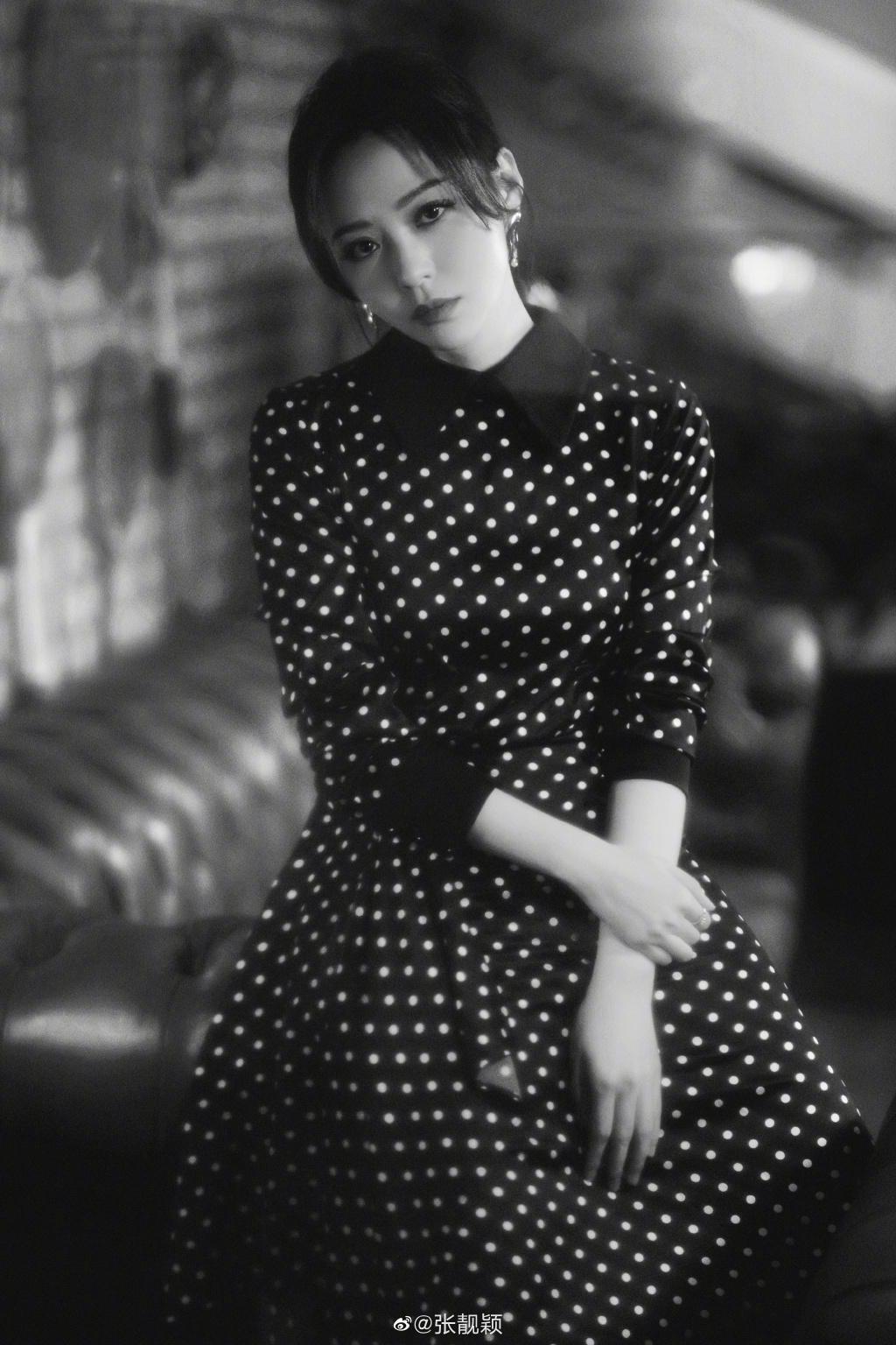 張靚穎「穿鞋爬到餐桌上」！「腳邊食物擺滿滿」　網傻眼：沒素質