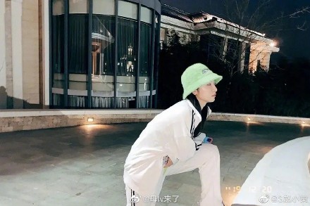 抽菸喝酒樣樣來？趙小棠「照片遭抓包」秒刪　網傻眼：真的是全能ACE