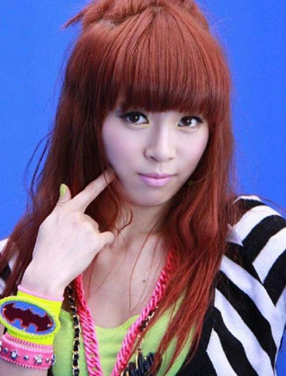 泫雅剛出道照片曝光！「短髮外翹」網全看歪：整形了？