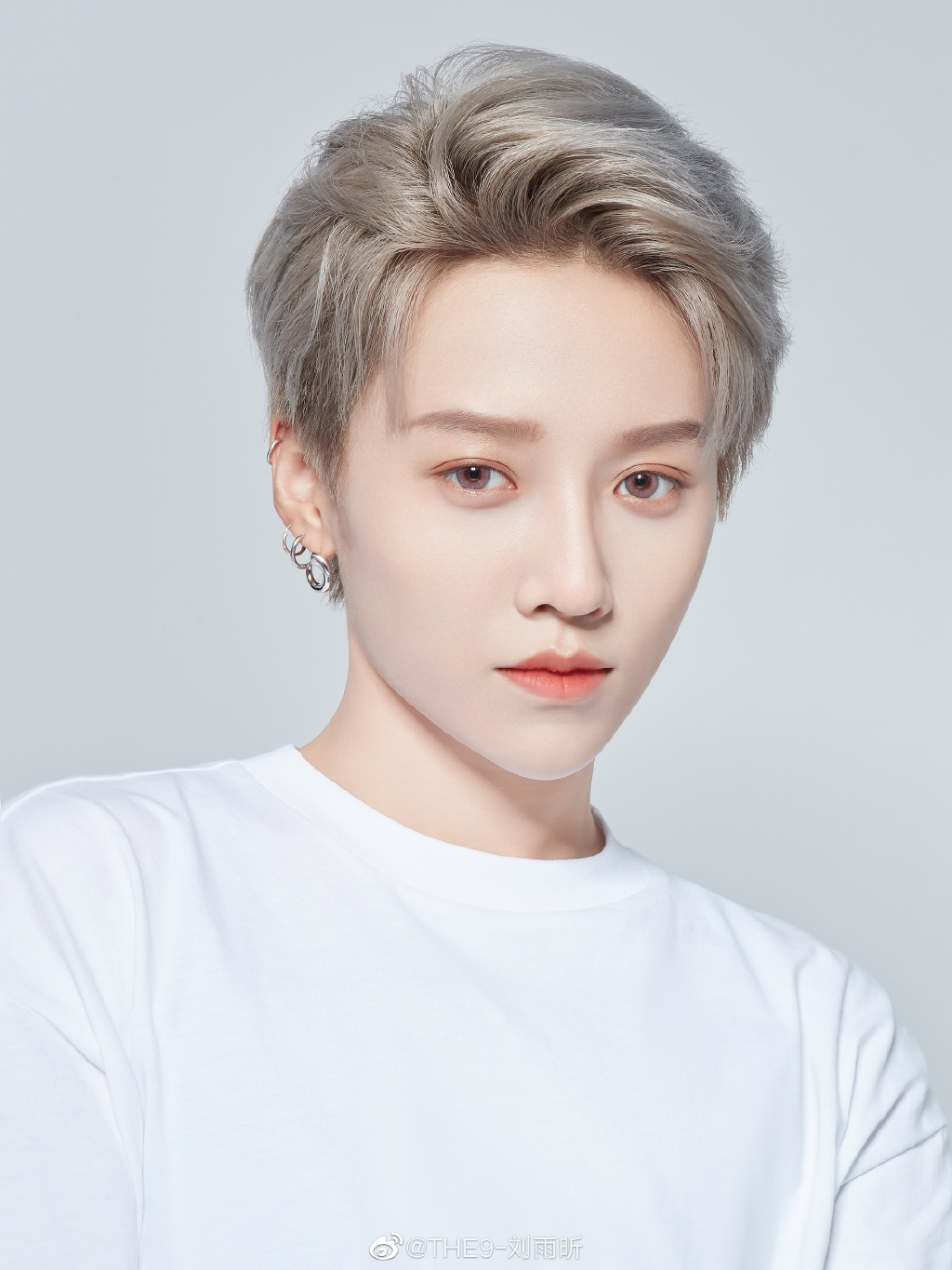 劉雨昕爆「假唱風波」！麥克風飛掉「還有聲音」　網傻眼：2020舞台事故