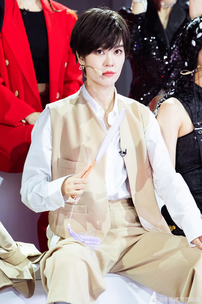 傻爆眼!陸電視台鏡頭「由下往上狂拍」穿短裙女星 網氣炸:太猥瑣!