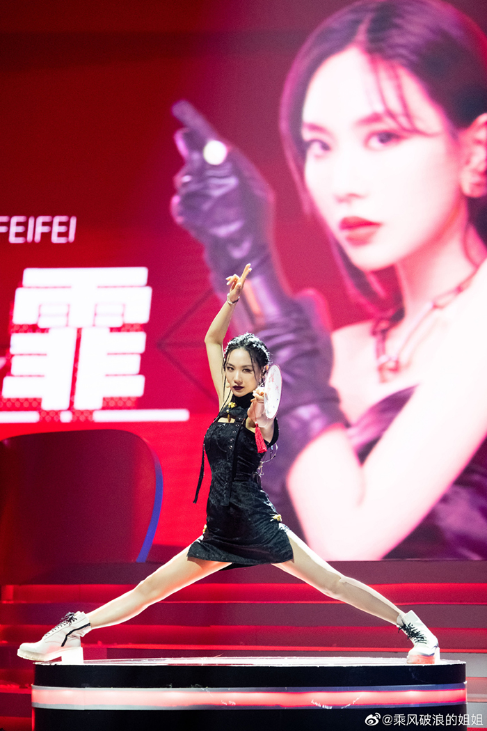 傻爆眼!陸電視台鏡頭「由下往上狂拍」穿短裙女星 網氣炸:太猥瑣!