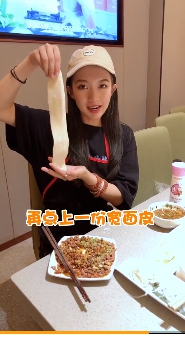 正妹「海底撈包水餃」被罵爆!網傻眼:真的有病