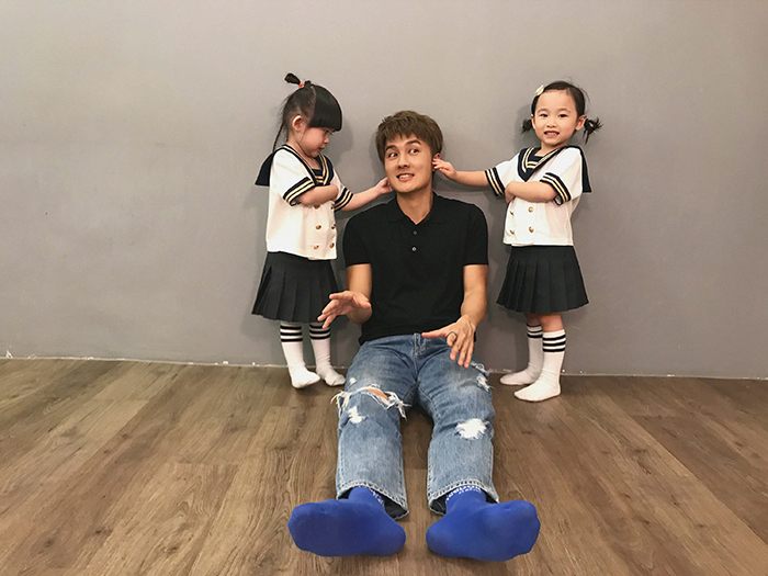 吳克群「化身YouTuber」 搭配兩位乾女兒:非常失控!