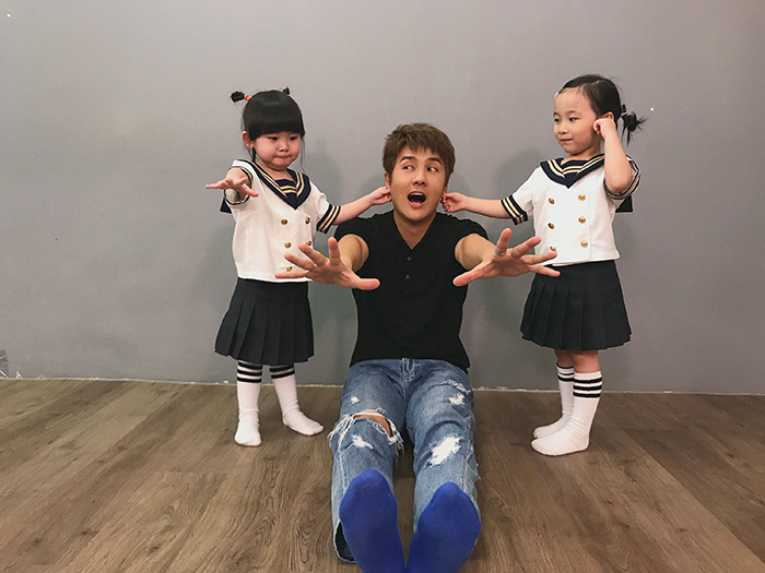 吳克群「化身YouTuber」 搭配兩位乾女兒:非常失控!