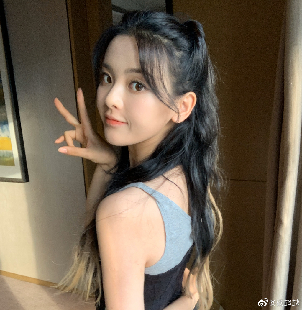 楊超越凌晨突暴走!「崩潰狂發文」秒刪:一直在逼我