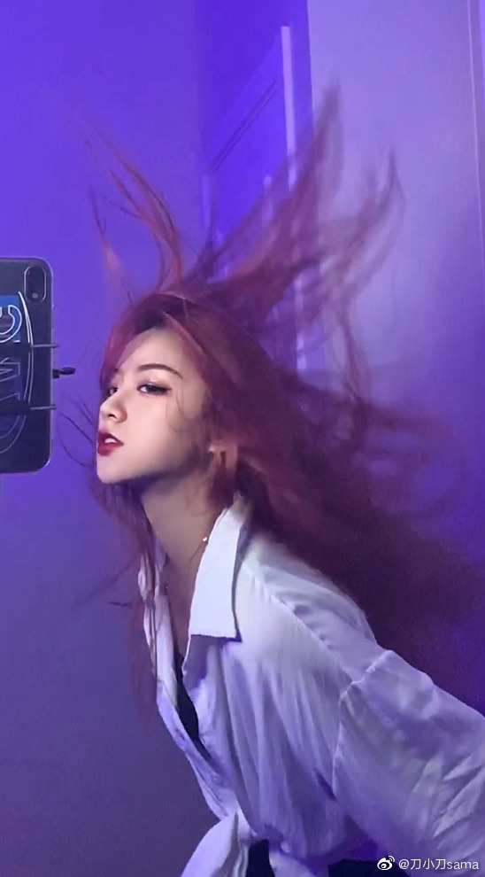 從來只敢露半身！抖音「爆紅正妹」全身照曝光　網傻眼：腿跟身體一樣短！