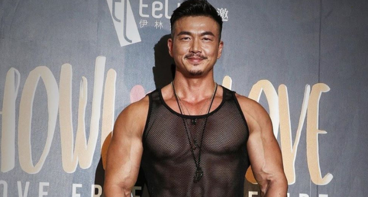  李沛旭是台灣知名演員，因演出《犀利人妻》、《小資女孩向前衝》等電視劇迅速走紅，他在劇中以中、英文夾雜的獨特搞笑風格深受許多觀眾的喜愛，也被譽為「最強綠葉」。  李沛旭15歲時因盲腸炎開刀，不但在肚子上留下一大條醒目疤痕，還自此有了「腸沾黏」的體質。2016年他不幸發病住院，在7天內暴瘦了10公斤。出院後李沛旭決意踏上「健身」這條路，於是推掉了所有演藝工作，甚至不惜賣掉名錶名車籌錢，只為將心力投入在運動上，2019年更參加了「2019IFBB亞洲職業卡資格賽」。  現今體態十分健美的李沛旭，常常會在網路上大方分享自己的重訓方法以及飲食菜單，但先前曾有網友給予李沛旭「蒸蛋料理」上的建議，結果慘遭李沛旭狂酸，許多網友也紛紛在PTT、Dcard等論壇上討論李沛旭是否因「用藥過度」才導致情緒不穩。他也曾經失言說出「拉力帶是弱者在用的」，引發不小爭議，網友也紛紛翻出李沛旭健身前後的照片對比，質疑他是否真的有「打藥」，而也遭李沛旭在IＧ上爆氣回嗆，因此被網友封為「玻璃心一哥」、「蒸蛋王」。