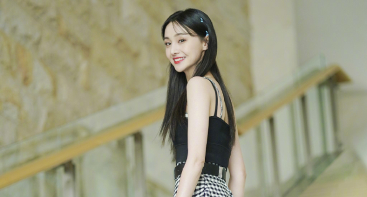 因演出《微微一笑很傾城》而瞬間走紅的女星鄭爽，前日在「快手」平台開直，同時也找了2名網紅直播主幫忙，不料直播到後半段時，鄭爽突然爆氣趕人還頻頻失言，讓她一夕間又登上了熱搜。