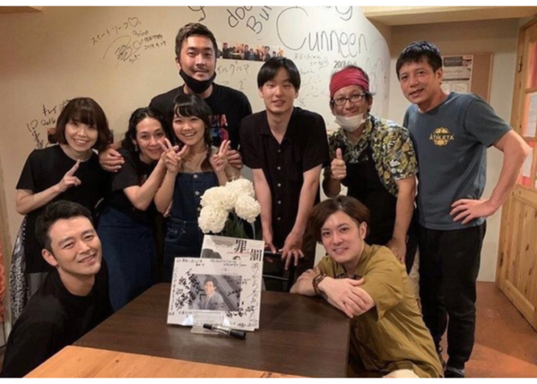 勝村政信追悼三浦春馬「大開黃腔」 成員合照竟開心比YA 挨轟道歉了