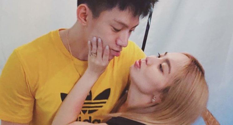 歌手陳芳語在今年5月不僅簽入新東家「華風數位」,更高調認愛男友林利豪,而昨日陳芳語也首度以「放閃」名義在IG PO出小倆口的親密合照,閃瞎不少粉絲。