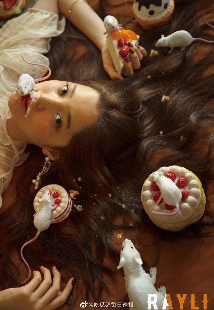 毒蠍、老鼠爬臉上!歐陽娜娜「驚悚時尚照」嚇歪網:看到瘋掉!