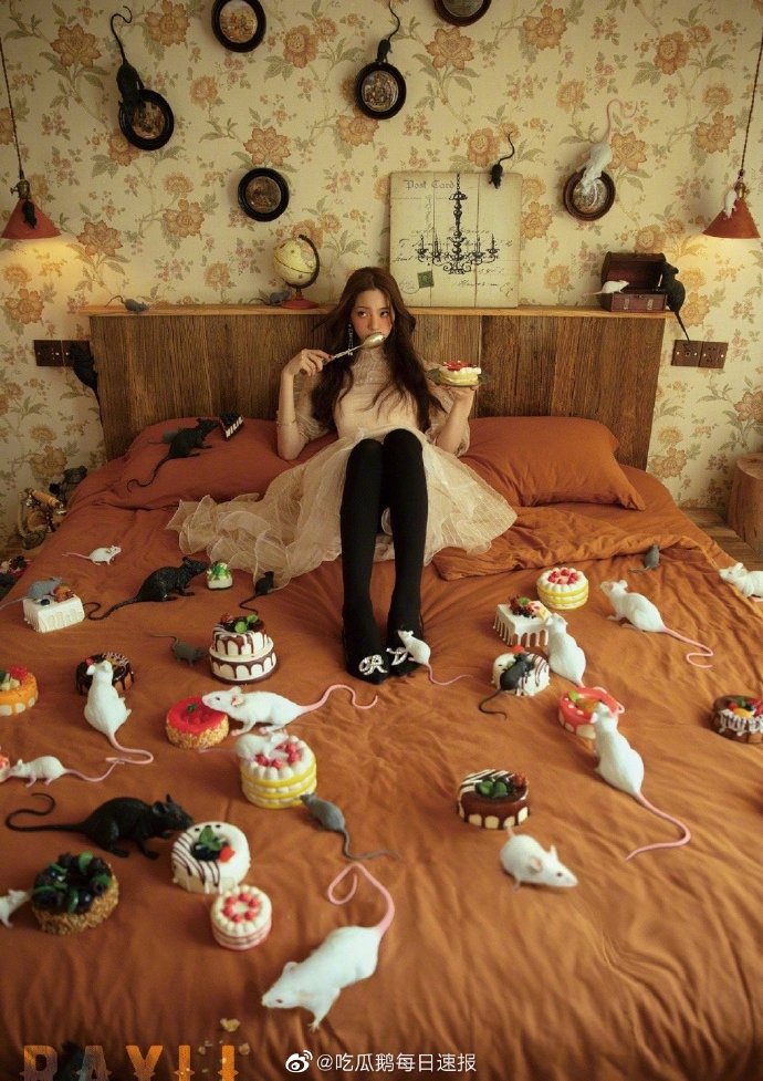 毒蠍、老鼠爬臉上!歐陽娜娜「驚悚時尚照」嚇歪網:看到瘋掉!