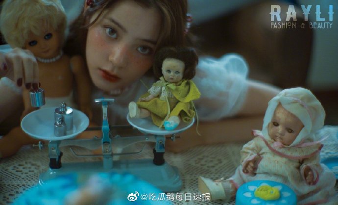 毒蠍、老鼠爬臉上!歐陽娜娜「驚悚時尚照」嚇歪網:看到瘋掉!