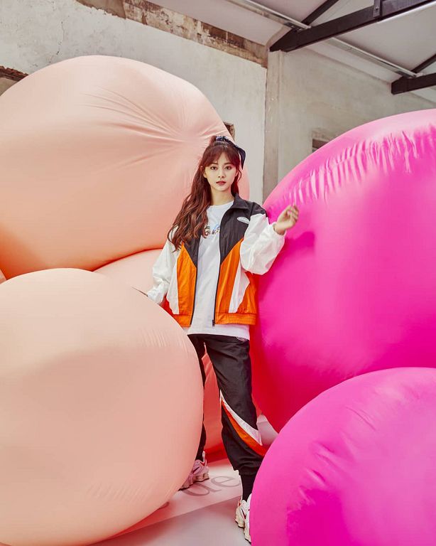 狂甩招牌甜美笑眼!子瑜「完全不笑」引熱議 網:真的是第一次