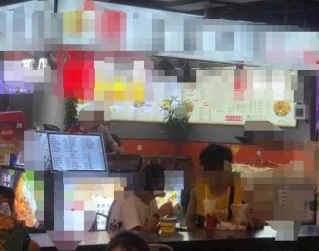 吃到一半「驚見小強」!正妹直播主「氣炸爆破」:想吃蟑螂來這裡