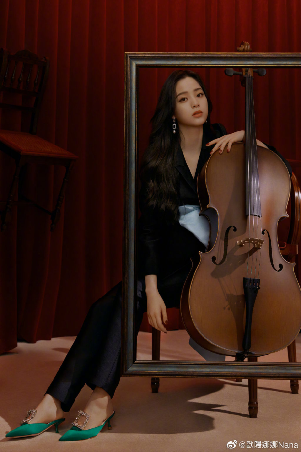 毒蠍、老鼠爬臉上!歐陽娜娜「驚悚時尚照」嚇歪網:看到瘋掉!