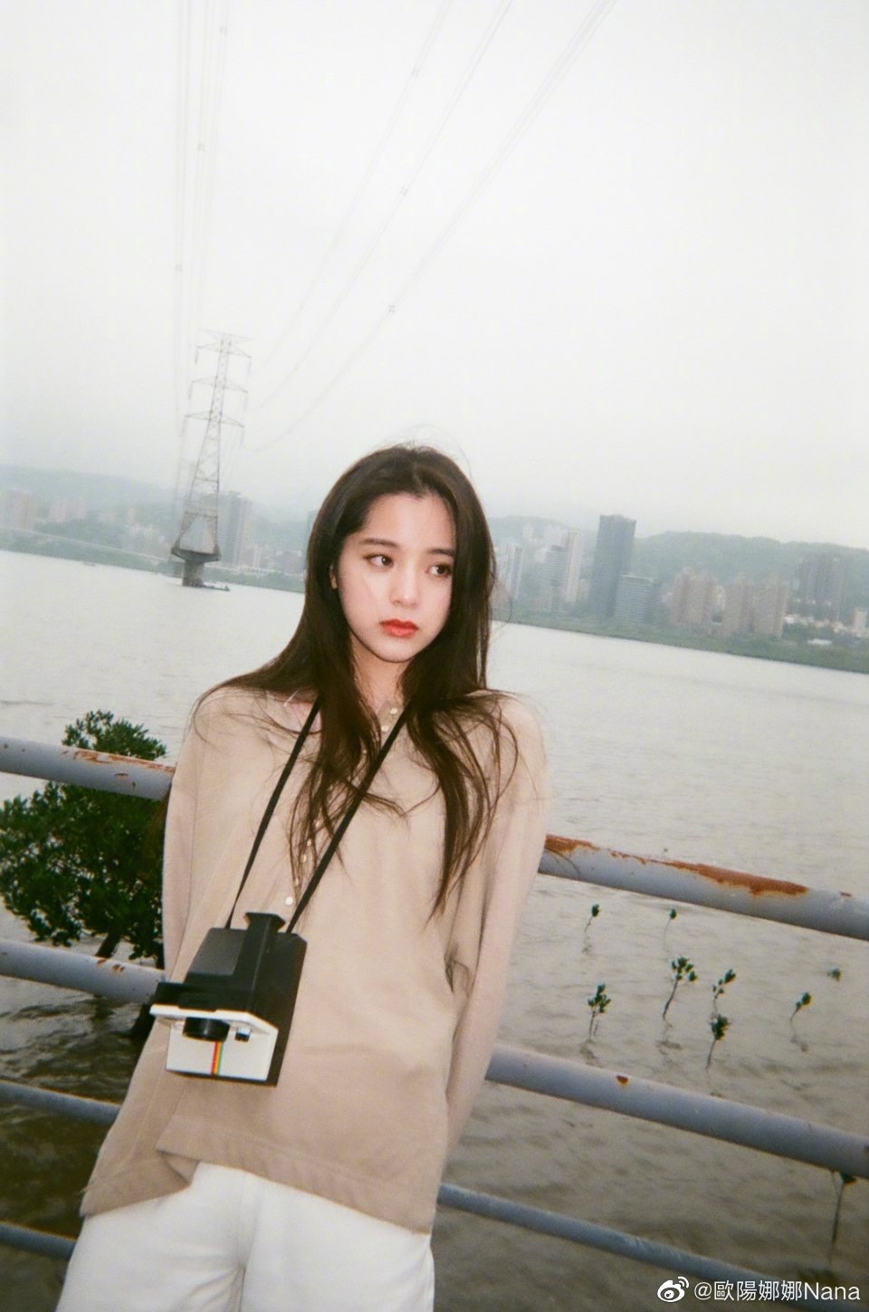 毒蠍、老鼠爬臉上!歐陽娜娜「驚悚時尚照」嚇歪網:看到瘋掉!