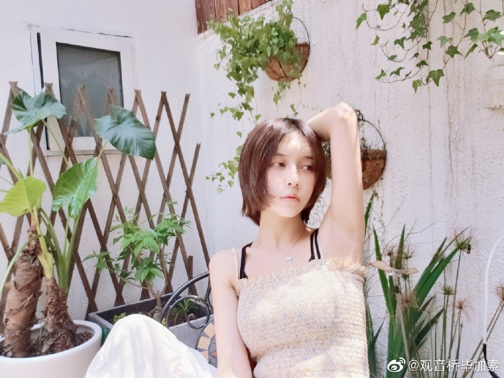 吃到一半「驚見小強」!正妹直播主「氣炸爆破」:想吃蟑螂來這裡