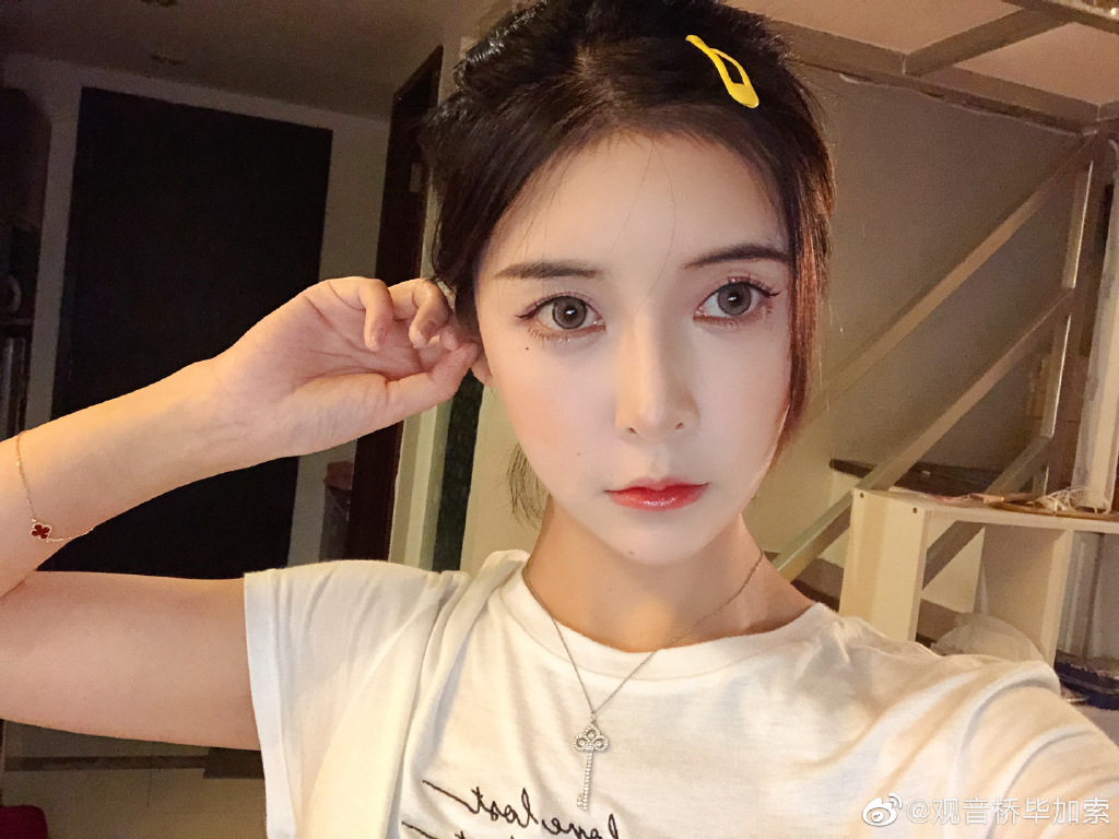 吃到一半「驚見小強」!正妹直播主「氣炸爆破」:想吃蟑螂來這裡