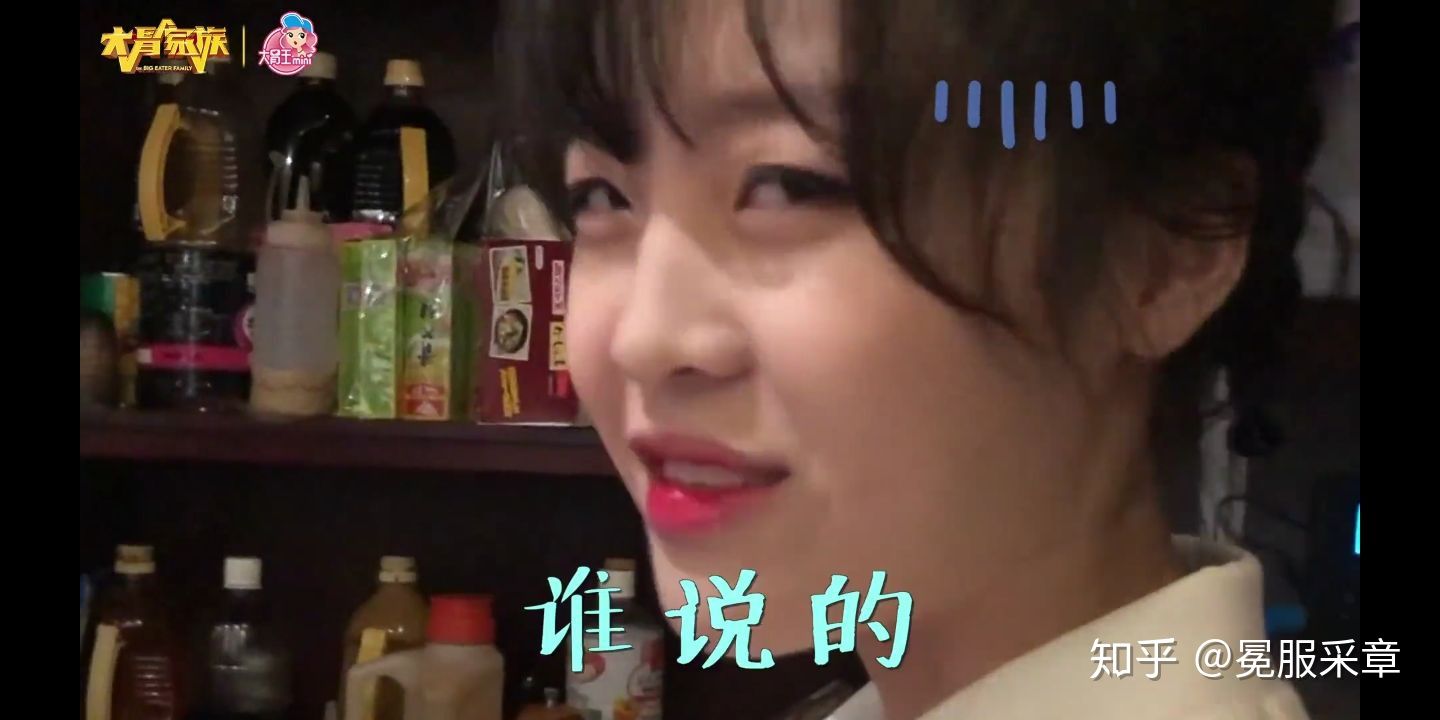 大胃王Mini「假吃烤腸」事件最近鬧得沸沸揚揚的,但許多觀眾知道真相後仍選擇支持她,希望她可以不受酸民影響繼續直播吃東西。但卻有人起底她的真面目,更狠批Mini「沒素質」。 2017年12月29日,Mini打算去某家拉麵店挑戰「超級大碗拉麵」的比賽,且吃完的人可以獲得人民幣888元的獎金。她到店裡後先是假裝自己是「普通人」,一直對著眼前的拉面大呼:「好大碗!怎麼吃得完!」,似乎想給老闆一種她吃不完的錯覺。 隨後店內恰巧有Mini的粉絲,對方認出後也跟老闆表示她就是鼎鼎有名的大胃王,而Mini得知自己被拆穿後露出無比嫌棄的表情,讓許多人不滿她對粉絲的態度。影片上傳後引起廣大討論,有人認為這種挑戰本身就是設計給給普通人的,指責Mini故意隱藏身份想贏得獎金的行為十分「不可取」,且不應該當面對不知情的粉絲擺出臭臉,直指這樣的舉動太傷人了。 但有其他人認為拉麵比賽並無限制參賽者身份,所以Mini參加比賽並無違規,且故意隱瞞身份也是為避免老闆可能故意增加挑戰難度,至於隱瞞身份可能也只是為了節目效果,看看就好也不用太認真。 此外有人發現Mini到澳洲超市拍片時,無視店內「請勿觸碰」的規定,硬是把一隻螃蟹「撈起來」拿在手上拍照,網友批評她不僅行為超屁孩,還會造成衛生疑慮,紛紛砲轟她「看不懂英文是嗎」、「能不能給中國人爭點臉」、「中國的臉就是被你這種人丟光的」、「敗壞華人素質」。