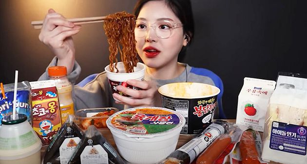 突現神秘男子指導！正妹大胃王0剪輯「假吃反露餡」　網：直播很難？