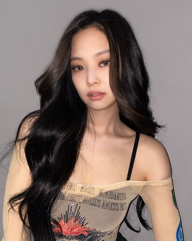 妹妹頭雙馬尾回歸!Jennie曝光新造型 賽琳娜大讚:我也是粉絲