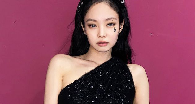 妹妹頭雙馬尾回歸!Jennie曝光新造型 賽琳娜大讚:我也是粉絲