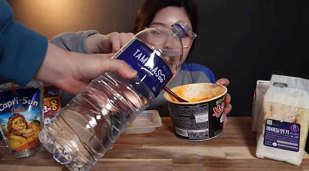 突現神秘男子指導！正妹大胃王0剪輯「假吃反露餡」　網：直播很難？