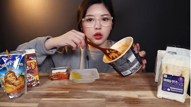 突現神秘男子指導！正妹大胃王0剪輯「假吃反露餡」　網：直播很難？