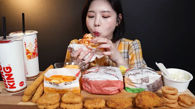 突現神秘男子指導！正妹大胃王0剪輯「假吃反露餡」　網：直播很難？